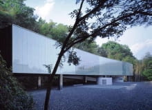 O-Museum w Nagano w Japonii, czyli Ogasawara Museum. Stanowi jeden z pierwszych projektów wykonanych razem przez Kazuyo Sejima i Ryue Nishizawa pod szyldem SANAA. Realizowany od 1995 roku, ukończony w 1999 roku. Ogasawara Museum powstało na odosobnionym płaskowyżu na zboczu góry w bardzo ważnym miejscu dla japońskiego dziedzic twa. Stał tu bowiem niegdyś na przełomie XIV i XV wieku zamek. nagroda pritzkera, ryue nishizawa, architektura, japonia, sanaa, kazuyo sejima, budynek