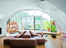 Pod kolebkowym sufitem salonu sofa Extrasoft Piero Lissoniego (Living Divani). Ażurowa struktura to wykonana z drewna huanghuali rzeźba 'Divine proportion' chińskiego artysty Ai Weiwei`a.