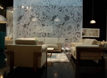 <B>Dobiegają końca sześciodniowe międzynarodowe targi meblowe Salone del Mobile w Mediolanie, prawdziwe święto projektantów, producentów i wszystkich miłośników dobrego wzornictwa. To tutaj tworzą się nowe trendy, które będą obowiązywać w kolejnych sezonach, a także utrwalają się te lansowane w poprzednich. Cieszy, że w światowej stolicy designu nie zabrakło Polaków. Na terenach wystawowych swoje stoiska miały m.in. firmy Kler i Paged Meble. Na nie mniej prestiżowych imprezach towarzyszących w Zone Tortona i Ventura Lambrate zaprezentowały się wystawy Polish Design. Design from Wielkopolska (z udziałem Mebli Vox, Noti i Comforty) oraz Must Have From Poland z najciekawszymi propozycjami młodych projektantów.</B> <BR />Stoisko firmy Kler, w pawilonie 14, w którym wystawiają się największe światowe marki. Na powierzchni 300 m kw. firma zaprezentowała sześć premierowych kolekcji mebli wypoczynkowych autorstwa międzynarodowego zespołu projektowego pracującego pod patronatem Piotra Klera.