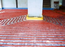 Dzięki temu, że grzejnikiem jest cała powierzchnia podłogi, ciepło dochodzi wszędzie równomiernie i nie ma stref przegrzania. OGRZEWANIE PODLOGOWE W GRUBEJ WARSTWIE WYLEWKI