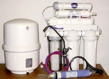 Domowy zestaw odwróconej osmozy. Stosuje się go do mało zanieczyszczonej wody studziennej i do wody wodociągowej Domowy zestaw odwróconej osmozy. Stosuje się go do mało zanieczyszczonej wody studziennej i do wody wodociągowej