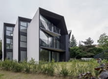 Domy ze skrzelami w Zielonkach. Proj. Superhelix Pracownia Projektowa – Bartłomiej Drabik Domy ze skrzelami w Zielonkach. Proj. Superhelix Pracownia Projektowa – Bartłomiej Drabik