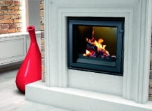 Propozycja 1. Standard. CSDLine Aqua 15 l Model: z szybą prostą l Moc: nominalna 15 kW l Wymiary: wys. 860 x szer. 620 x gł. 535 mm l Materiał: wkład z żeliwa l Wyposażenie podstawowe: wężownica schładzająca, szyber, dolot powietrza, zimna rączka, drzwi otwierane na bok, szyba samoczyszcząca (kurtyna powietrzna i piroliza) Cena : 5535 zł (23% VAT)