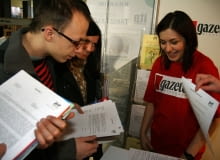 Inżynierskie Targi Pracy w Krakowie. Studenci konsultują swoje CV. 14.03.2007 KRAKOW , N/Z STUDENCI ZARZADZANIA AGH KAROLINA I LUKASZ KONSULTUJA SWOJE CV , STANOWISKO DZIALU PROMOCJI GAZETY WYBORCZEJ , HALA WISLY PRZY UL REYMONTA , INZYNIERSKIE TARGI PRACY 2007 , STUDENCI , PREZENTACJE FIRM , ULOTKI , FOT. MATEUSZ SKWARCZEK / AGENCJA GAZETA