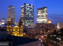 Stolica pnie się do nieba. Warszawski skyline należy dziś do jednych z najbardziej imponujących w tej części Europy. Przedstawiamy wam 10 najwyższych wieżowców Warszawy, szeregując je według wysokości całkowitej. Przegląd rozpoczyna Pałac Kultury i Nauki, który wciąż jest najwyższym budynkiem w Polsce. Który z wieżowców lubisz najbardziej? Na zdjęciu od lewej: Hotel Marriott, Skylight (Złote Tarasy), InterContinental, Warsaw Financial Center, Rondo 1, Budynek TP SA Panorama warszawskich wieżowców