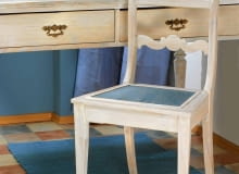 Stare krzesła bywają trwalsze niż te oferowane dziś w sklepach. Nawet bardzo wysłużonym można szybko przywrócić urodę, były bowiem robione z dobrze przygotowanego drewna, które łatwo jest odnowić, na przykład woskiem. <BR />Wosk po nałożeniu i wypolerowaniu nadaje drewnu jedwabisty połysk, uwydatnia rysunek jego słojów oraz tuszuje zarysowania i inne drobne uszkodzenia. Oprócz wosku bezbarwnego są dziś dostępne woski barwione, które pogłębiają kolor naturalnego drewna. Można je nakładać na czyste i suche drewno albo - dla odświeżenia powierzchni - na lakierowane i politurowane. 21.05.2004 WARSZAWA , KRZESLO PO RENOWACJI STYLIZACJA MAGDA BOROWIAK DLA CZASOPISMA CZTERY KATY FOT. ARKADIUSZ SCICHOCKI / AGENCJA GAZETA PUBLIKACJA CZTERY KATY NR 7 (153) - 7.2004 PUBLIKACJA PORADNIK DOMOWY NUMER SPECJALNY - NA WSZYSTKO JEST SPOSOB - 4 / 2004 - 11.2004 SLOWA KLUCZOWE: WNETRZA MEBLE KONSERWACJA - RENOWACJA ZDJĘCIE DO WKŁADKI: PUBLIKACJA CZTERY KATY NR 7 (153) - CZASOPISMA PUBLIKACJA PORADNIK DOMOWY NUMER SPECJALNY - NA WSZYSTKO JEST SPOSOB - 4 / 2004 - CZASOPISMA