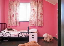 <B>Laleczki-talizmany przynoszące ponoć szczęście i radość wszędzie tam, gdzie się pojawią, dostarczyły stylistce pomysłu na nową aranżację wnętrza. I zaczarowały pokój, który po zmianach nie tylko zyskał atrakcyjny wystrój, ale stał się również bardzo wesoły.</B> <BR />PRZED ZMIANĄ: Pokój 4-letniej Matyldy był świeżo odnowiony, ale tylko częściowo umeblowany. Brakowało przede wszystkim szafy i dodatków tworzących klimat. <B>Laleczki-talizmany przynoszące ponoć szczęście i radość wszędzie tam, gdzie się pojawią, dostarczyły stylistce pomysłu na nową aranżację wnętrza. I zaczarowały pokój, który po zmianach nie tylko zyskał atrakcyjny wystrój, ale stał się również bardzo wesoły.</B> <BR />PRZED ZMIANĄ: Pokój 4-letniej Matyldy był świeżo odnowiony, ale tylko częściowo umeblowany. Brakowało przede wszystkim szafy i dodatków tworzących klimat.