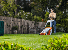 STIHL RMA 239 C została uznana za najlepsze urządzenie w swojej klasie w teście kosiarek przeprowadzonym przez Stiftung Warentest. Lekka i zwrotna kosiarka akumulatorowa kosi trawnik szybko, cicho i bez spalin. STIHL RMA 239 C została uznana za najlepsze urządzenie w swojej klasie w teście kosiarek przeprowadzonym przez Stiftung Warentest. Lekka i zwrotna kosiarka akumulatorowa kosi trawnik szybko, cicho i bez spalin.