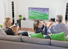 Zestaw kina domowego to idealne rozwiązanie zarówno dla wymagających kinomanów, jak i dla zwykłych oglądaczy. Korzyści z zakupu tych urządzeń są nie do przecenienia - pozwalają cieszyć się nie tylko wyrazistym obrazem, ale też pełnią wrażeń dźwiękowych. A wszystko to na wygodnej kanapie w zaciszu własnego domu, bez biletów i przypadkowego towarzystwa w sali kinowej. <BR /> KINO DOMOWE. HT-D6750 liczba kanałów 7.1, formaty: Blu-ray, Blu-ray 3D, DVD, CD, DivX, MP3, JPEG, WMA; stacja dokująca iPod i IPhone; gniazda: 2 HDMI, USB; funkcje: skalowanie obrazu do rozdzielczości HD, konwertowanie obrazu z 2D do 3D. Moc 1330 W, bezprzewodowe, 3299 zł, Samsung Zestaw kina domowego to idealne rozwiązanie zarówno dla wymagających kinomanów, jak i dla zwykłych oglądaczy. Korzyści z zakupu tych urządzeń są nie do przecenienia - pozwalają cieszyć się nie tylko wyrazistym obrazem, ale też pełnią wrażeń dźwiękowych. A wszystko to na wygodnej kanapie w zaciszu własnego domu, bez biletów i przypadkowego towarzystwa w sali kinowej. <BR /> KINO DOMOWE. HT-D6750 liczba kanałów 7.1, formaty: Blu-ray, Blu-ray 3D, DVD, CD, DivX, MP3, JPEG, WMA; stacja dokująca iPod i IPhone; gniazda: 2 HDMI, USB; funkcje: skalowanie obrazu do rozdzielczości HD, konwertowanie obrazu z 2D do 3D. Moc 1330 W, bezprzewodowe, 3299 zł, Samsung