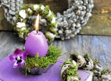 dekoracja świąteczna, świeczka w kształcie jajka Eierkerze selber machen, Step vorhanden (Kerze sitzt hier in einem Bett aus Moos in einem Backf^rmchen, im Hintergrund ein Kranz aus Weidek tzchen und Wachteleiern) SLOWA KLUCZOWE: April Backf^rmchen brennend Buch DIY Ei Eierkerze Fr´hling Hornveilchen Kerze Kranz Kreatividee M rz Moos Ostern selber machen Viola cornuta Wachs Wachsreste Wachteleier Weidek tzchen
