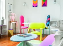 Na stuprocentowo papierowym dywanie Paper Carpet (proj. Scholten & Baijings) błękitny stolik ze spienionego poliuretanu z kolekcji Cotton Candy holenderskiej pracowni Handmade Industrials. W rogu niski złoty taboret autorstwa Karen Chekerdjian.