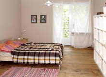 Sypialnia, wyposażona tylko w kilka podstawowych sprzętów, wydawała się pusta i mało przytulna. Brakowało tu także ozdób.