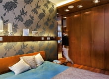 Zabudowa łączy się z podwieszonym sufitem wykonanym z tego samego materiału. Na całej jego długości zamontowano lampy halogenowe, a za nim ukryto dekoracyjne oświetlenie dające lekką poświatę. Podobny efekt osiągnięto przy półce nad łóżkiem. Halogenowe źródła światła mają ruchome głowice, które można ustawiać w dowolnym kierunku. Dzięki temu nie trzeba montować lamp wewnątrz szafy ? wystarczy skierować tam strumień światła.