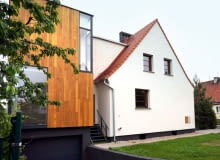 To, że dzięki decyzji sąsiadów zza ściany, udało się obie części bliźniaka rozbudować w podobny sposób, architekci traktują jako wyraz uznania dla nietypowego pomysłu i cenną nagrodę za włożoną w projekt pracę. dom jednorodzinny, przebudowa domu, domy realizacje