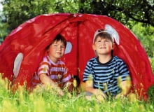 Przewiewny namiot - doskonała przenośna kryjówka, a zarazem osłona przed słońcem 12.08.2010 WARSZAWA SESJA OGROD OGROD ZABAWY W OGRODZIE STYLIZACJA JOANNA WOYDA DLA CZASOPISMA OGRODY FOT. ARKADIUSZ SCICHOCKI / AGENCJA GAZETA SLOWA KLUCZOWE: OGROD DZIECI ZABAWA