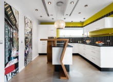 Białe meble kuchenne i ściany w musztardowym kolorze. Białe meble kuchenne i ściany w musztardowym kolorze.