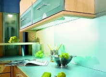 Świetlówki pod szafkami wiszącymi oświetlają powierzchnię blatu roboczego bardziej równomiernie niż lampki halogenowe. Świetlówki pod szafkami wiszącymi oświetlają powierzchnię blatu roboczego bardziej równomiernie niż lampki halogenowe.