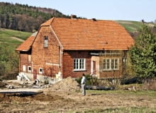 W ścianie szczytowej budynku dawniej było wejście do części gospodarczej.