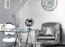 <B>Srebrny kolor sprawia, że zwyczajne meble i dodatki zmieniają się w przyciagające wzrok luksusowe przedmioty. W takiej postaci odnajdą się i w nowoczesnych, i w stylizowanych wnętrzach.</B> <BR />MEBLE: fotel - 1600 zł, Inne Meble; biurko - 3150 zł, Decolor; krzesło -1399 zł, Formanowa; stołek - 499 zł, 9design.pl POZOSTAŁE: lampa - 3640 zł, zegar - 1390 zł, Inne Meble; dywan - 1499 zł, Komfort; globus - 359 zł, karestyle.pl; ramki - 135 zł/szt., BB Home; poduszka (w paseczki) - 49,70 zł, Eurofirany; poduszka (srebrna) - 150 zł, Home Sweet Home; filiżanka - 7,50 zł, home&you NA ŚCIANIE: farba Pełnia księżyca - 149 zł/2,5 l, Dulux. 03.10.2012 , WNETRZA , KOLOR I WZOR , TEMAT SREBRO , SESJA DLA : CZTERY KATY , STYLIZACJA JOANNA PLACHECKA . FOT. MICHAL MUTOR SLOWA KLUCZOWE: WNETRZA DEKORACJE