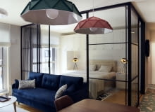 System ścianek i drzwi marki Raumplus pozwala na wydzielenie sypialni z większego pomieszczenia, bez konieczności stosowania pełnych ścian, które zmniejszyłyby otwartą przestrzeń mieszkania. Wewnątrz sypialni, wzdłuż szklanych ścian można zawiesić zasłonki, którymi w razie potrzeby można odgrodzić się od reszty mieszkania. System ścianek i drzwi marki Raumplus pozwala na wydzielenie sypialni z większego pomieszczenia, bez konieczności stosowania pełnych ścian, które zmniejszyłyby otwartą przestrzeń mieszkania. Wewnątrz sypialni, wzdłuż szklanych ścian można zawiesić zasłonki, którymi w razie potrzeby można odgrodzić się od reszty mieszkania.