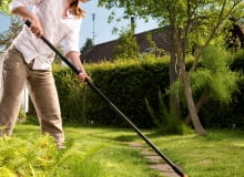 Szczotka do zamiatania chodnika ze skrobakiem do fug