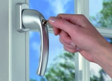 Same mocne szyby nie zwiększą znacząco poziomu bezpieczeństwa w domu. Złodzieje rzadko wybijają szyby, gdyż powoduje to zbyt dużo hałasu, dlatego należy również pamiętać o wzmocnieniu konstrukcji okna okna, okno