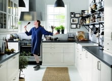 Kuchnia pełna sprzętów, naczyń i najróżniejszych akcesoriów może być wygodna i niezagracona - pod warunkiem, że większość wyposażenia ułożymy w szafkach i szufladach, a na blacie zostawimy tylko to, co potrzebne.