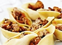 07.07.2009 KUCHNIA GRZYBY MUSZLE MAKARONOWE Z TUNCZYKIEM I GRZYBAMI STYLIACJA TOMASZ WOZNIAK FOT. MARCIN KLABAN / AGENCJA GAZETA PUBLIKACJA KUCHNIA NR 9 (175) - 9 2009