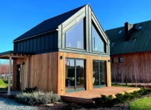 Prefabrykacja to nowoczesna technika budowlana, która gwarantuje nam wysoką jakość stawianych budynków, elastyczność projektową i bardziej zrównoważone podejście do środowiska naturalnego.