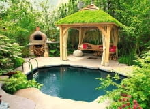 W małych ogrodach każdy skrawek ziemi oddaje się we władanie roślinom. Tutaj trawa zamieszkała nawet na dachu altany, co nadało jej wyjątkowego wyglądu, a dodatkowo zapobiega nadmiernemu nagrzewaniu się dachu. 26.05.2010 LONDYN MIEDZYNARODOWA WYSTAWA OGRODOW CHELSEA FLOWER SHOW NA ZDJECIU OGRODY FOT. ARKADIUSZ SCICHOCKI / AGENCJA GAZETA SLOWA KLUCZOWE: OGRODY DRZEWA KWIATY