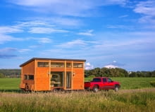 Komu w drogę? mały domek na kółkach