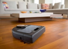 Dzięki obudowie w kształcie litery 'D' i wyjątkowej konstrukcji szczotek, Neato Botvac DC02 Connected dobrze wymiata kurz z narożników, jest też skuteczny w usuwaniu sierści zwierząt. Robot 'widzi' mieszkanie: czujnikiem laserowym skanuje pomieszczenie i tworzy aktualną mapę, zatem wie o przeszkodach, zanim do nich dojedzie. Posiada system filtracji powietrza, co doceniają alergicy. Gdy się rozładuje, wraca do stacji dokującej, a po pobraniu energii kontynuuje pracę, zaczynając sprzątać od tego miejsca, gdzie był ostatnio! Model wyposażony jest moduł Wi-Fi, można nim sterować przez smartfon i programować np. dzień i godzinę odkurzania. 3490 zł, 4robotics.com.pl Dzięki obudowie w kształcie litery 'D' i wyjątkowej konstrukcji szczotek, Neato Botvac DC02 Connected dobrze wymiata kurz z narożników, jest też skuteczny w usuwaniu sierści zwierząt. Robot 'widzi' mieszkanie: czujnikiem laserowym skanuje pomieszczenie i tworzy aktualną mapę, zatem wie o przeszkodach, zanim do nich dojedzie. Posiada system filtracji powietrza, co doceniają alergicy. Gdy się rozładuje, wraca do stacji dokującej, a po pobraniu energii kontynuuje pracę, zaczynając sprzątać od tego miejsca, gdzie był ostatnio! Model wyposażony jest moduł Wi-Fi, można nim sterować przez smartfon i programować np. dzień i godzinę odkurzania. 3490 zł, 4robotics.com.pl