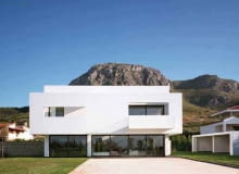 Willa nad wykopaliskiem w antycznym Koryncie projektu greckiego architekta Spirosa Papadopoulosa willa, modernizm, grecja, dom jednorodzinny