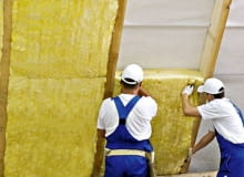 Układanie pierwszej warstwy ocieplenia, gdy wstępnym kryciem jest membrana dachowa. Wełna powinna ciasno przylegać do krokwi, ale nie może wypychać folii