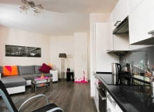 <B> Pani Magdzie udała się rzecz trudna: w niewielkim mieszkaniu jest wszystko, co niezbędne do wygodnego życia, a wnętrze i tak wygląda przestronnie. Zdaniem gospodyni, które podzielamy, to zasługa neutralnej kolorystyki i funkcjonalnego wyposażenia. </B><BR /> MIESZKANIE. Biel, czerń i szarości ? właścicielka uważa, że te stonowane, uniwersalne kolory są idealnym tłem kolorowych dodatków, które lubi zmieniać w zależności od nastroju, okazji i pory roku. Teraz we wnętrzu wiodą prym amarantowe i pomarańczowe odcienie. <B> Pani Magdzie udała się rzecz trudna: w niewielkim mieszkaniu jest wszystko, co niezbędne do wygodnego życia, a wnętrze i tak wygląda przestronnie. Zdaniem gospodyni, które podzielamy, to zasługa neutralnej kolorystyki i funkcjonalnego wyposażenia. </B><BR /> MIESZKANIE. Biel, czerń i szarości ? właścicielka uważa, że te stonowane, uniwersalne kolory są idealnym tłem kolorowych dodatków, które lubi zmieniać w zależności od nastroju, okazji i pory roku. Teraz we wnętrzu wiodą prym amarantowe i pomarańczowe odcienie.