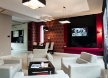 Tapeta na jednej, dekoracyjnej ścianie, w kwiatowe, zdecydowane wzory na tle nowoczesnego, jasnego wykończenia wnętrza to ciekawa rozwiązanie dekoracyjne tapety, tapeta, salon