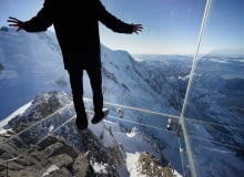 Szklana platforma widokowa 'Le Pas dans le Vide', czyli 'Krok w otchłań' we francuskich Alpach. Szklana platforma widokowa 'Le Pas dans le Vide', czyli 'Krok w otchłań' we francuskich Alpach.