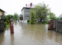 Najczęściej zgłaszane do ubezpieczycieli szkody po powodzi to zalane piwnice, garaże oraz uszkodzone kotły grzewcze, tynki i powłoki ścian oraz podłogi parteru Najczęściej zgłaszane do ubezpieczycieli szkody po powodzi to zalane piwnice, garaże oraz uszkodzone kotły grzewcze, tynki i powłoki ścian oraz podłogi parteru