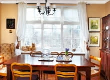 Opuszczone odgradzają nas od zewnętrznego świata. Podciągnięte układają się w równe fałdy. Zależnie od tkaniny, z jakiej są uszyte, rolety rzymskie bywają bardzo dekoracyjne albo całkiem neutralne. Mogą być jedyną dekoracją okna lub wisieć wraz z upiętymi po bokach zasłonami. <BR />OZDOBNE ROLETY - Z POMPONIKAMI. Duże, potrójne okno, a za nim ogródek piękny o każdej porze roku. Taki malowniczy widok potrzebuje równie efektownej oprawy. Są nią trzy rolety rzymskie i zasłony, ozdobione na górze baskinką przyszytą nad tunelem, w który wsuwa się drążek karnisza.