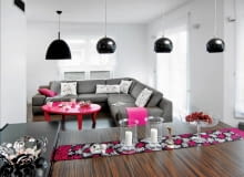 Wielobarwne aranżacje wnętrz mogą okazać się za trudne dla osób bez doświadczenia. Takim początkującym dekoratorom radzimy zacząć eksperymenty kolorystyczne od najprostszych zestawień. Ich podstawą są barwy neutralne, czyli biel, beż, szarość, brąz, rzadziej czerń. Dopełniające je kolory możemy dobierać dowolnie, najlepiej w zgodzie z własnymi upodobaniami. Musimy tylko pamiętać o fundamentalnej zasadzie: elementów składowych kompozycji z barwą neutralną jako bazą nie może być więcej niż trzy, maksimum cztery. <BR />W kolorystyce pokoju dziennego zastosowano prosty schemat, a mimo to osiągnięto bardzo wysmakowany efekt. Zdecydowanie dominuje rozbielona szarość, którą umiejętnie zestawiono z zszarzałym beżem. Trzecim kolorem jest mocny róż, który wydaje się świecić na tak stonowanym tle. Wprowadzono też trochę czerni, dobrze komponującej się z szarością. UWAGA ! PONOWNA PUBLIKACJA WYLACZNIE ZA ZGODA WLASCICIELI KALISZ , DOM , WNETRZA - POKOJ DZIENNY , SALON , MEBLE , STYLIZACJA EVA MILCZAREK FOT. RADOSLAW WOJNAR PUBLIKACJA CZTERY KATY NR 6 (236) - 6 2011 SLOWA KLUCZOWE: WNETRZE POKOJ SALON MEBEL ARCHITEKTURA ZDJĘCIE DO WKŁADKI: PUBLIKACJA CZTERY KATY NR 6 (236) - CZASOPISMA