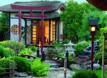 Pawilon herbaciany z łagodnym światłem lampionów to najważniejszy akcent ogrodu.