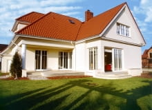 Dom od strony ogrodu. Kolumna w narożniku powtarza motyw zastosowany również przy wejściu do budynku. UWAGA ! PONOWNA PUBLIKACJA ZA ZGODA WLASCICIELI !