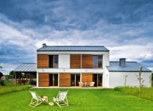 Dom na obrzeżach lasu został zaprojektowany minimalistycznie. I to zarówno z zewnątrz, jak i w środku. Zdaniem gospodarzy, a zarazem autorów projektu, prosta bryła idealnie harmonizuje z otoczeniem. <BR /> DOM. Atutem minimalistycznego domu są duże okna oraz elewacja wykończona częściowo modrzewiem. Minimalizm panuje też w ogro-dzie - gospodarzom wystarcza łąka z wystrzyżonym trawnikiem. Dom na obrzeżach lasu został zaprojektowany minimalistycznie. I to zarówno z zewnątrz, jak i w środku. Zdaniem gospodarzy, a zarazem autorów projektu, prosta bryła idealnie harmonizuje z otoczeniem. <BR /> DOM. Atutem minimalistycznego domu są duże okna oraz elewacja wykończona częściowo modrzewiem. Minimalizm panuje też w ogro-dzie - gospodarzom wystarcza łąka z wystrzyżonym trawnikiem.