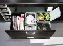 Kosze i worki przystosowane do selektywnej zbiórki śmieci to przedmioty, z którymi zaprzyjaźnić muszą się ci, którzy zadeklarowali segregowanie odpadów. Na zdjęciu Rationell, 9-elementowy zestaw do sortowania odpadów, pasuje do szafek o szerokości 80 cm. Cena 139,91 zł, IKEA segregacja śmieci,segregowanie śmieci, kosze na śmieci, pojemniki na odpady