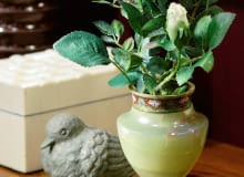 <B>Wyszczerbiony alabastrowy wazon znów może być piękny! Pokazujemy, jak zrobić mu plombę. Tą metodą można też naprawić przedmioty z marmuru czy kamienia.</B> <BR />Nawet gdy ślady renowacji są nieco widoczne, naprawiony stary wazon i tak wygląda pięknie. WNETRZA WAZON STYLIZACJA MARIANNA BAUMAN FOT. RADOSLAW WOJNAR PUBLIKACJA CZTERY KATY NR 2 (208) - 2 2009 SLOWA KLUCZOWE: WNETRZA NACZYNIA ZDJĘCIE DO WKŁADKI: PUBLIKACJA CZTERY KATY NR 2 (208) - CZASOPISMA