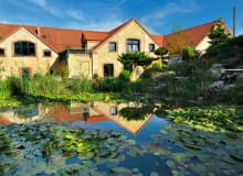 IMPONUJĄCO ROZBUDOWANE z budynki nie przypominają już w niczym byłego folwarku. IMPONUJĄCO ROZBUDOWANE z budynki nie przypominają już w niczym byłego folwarku.