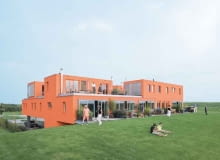 Villa van Vijven, czyli willa dla pięciu rodzin w holenderskim Almere. To jeszcze dom jednorodzinny czy wielorodzinny blok? Budynek projektu Next Architects to hybryda doskonała na czasy kryzysu - w kupie taniej! nietypowe, kolor, dom, holandia, kryzys, next architects
