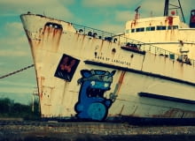 Wrak Duke of Lancaster jest znacznie ciekawszym tłem dla twórców street artu niż boczne uliczki wielkich miast i hale garażowe.