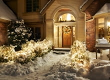 Do świątecznych dekoracji w ogrodzie można używać tylko produktów przeznaczonych do użytkowania na zewnątrz. oświetlenie świąteczne