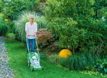 Kompaktowa kosiarka akumulatorowa do pielęgnacji niewielkich trawników, z automatyczną regulacją prędkości obrotowej i wysokości uchwytu. Cena ok. 1500 zł, Stihl Kompaktowa kosiarka akumulatorowa do pielęgnacji niewielkich trawników, z automatyczną regulacją prędkości obrotowej i wysokości uchwytu. Cena ok. 1500 zł, Stihl